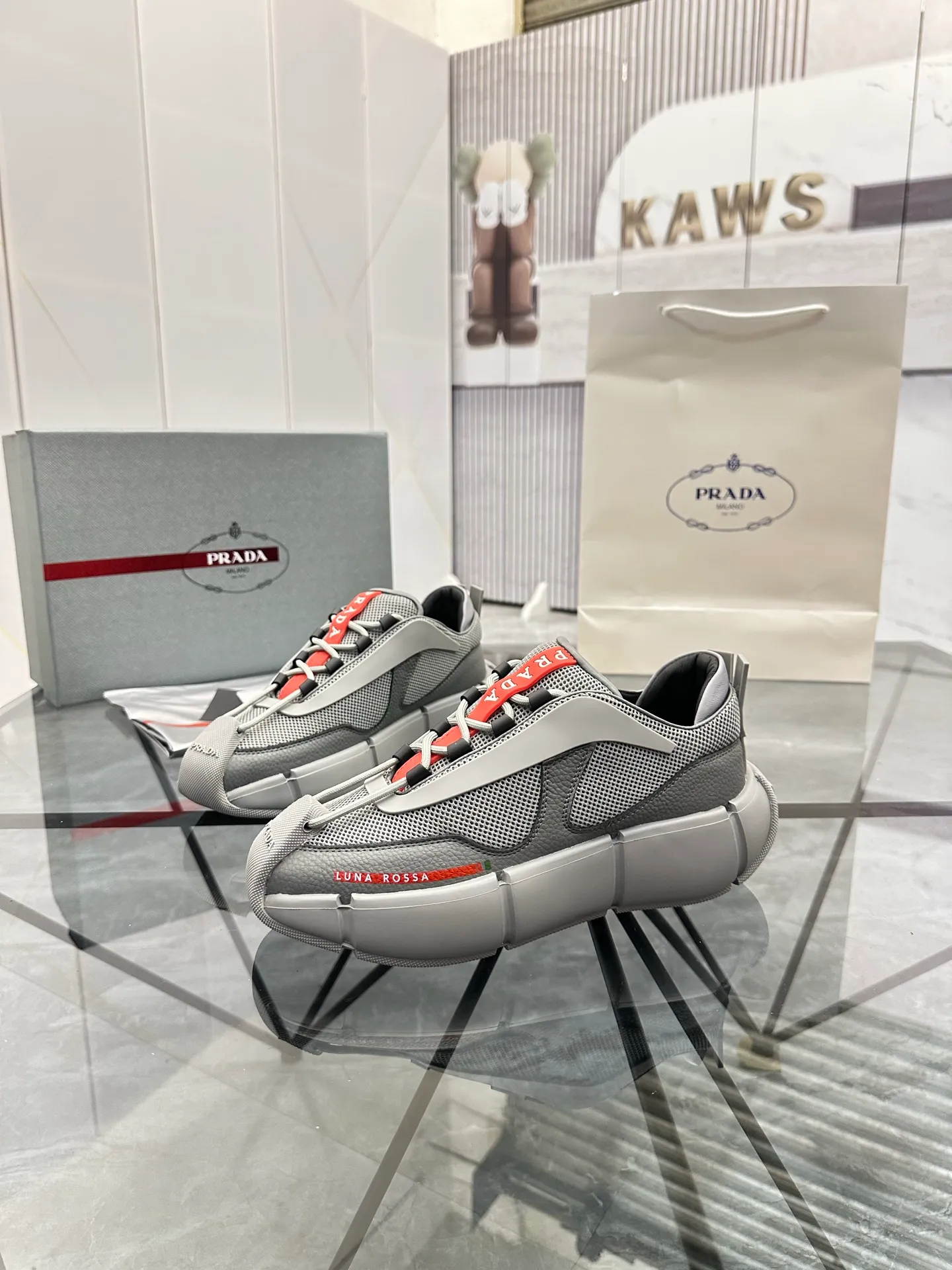 Men's shoes: 💰P500¥ High-end, complete package Product trademark: Prada *"Prada*" low-top casual shoes Regular size: 38-44 (can be customized to 45.46) Couple style Product materials: Upper imported cowhide stitched with original fabric, sheepskin lining, original outsole. Number: 846